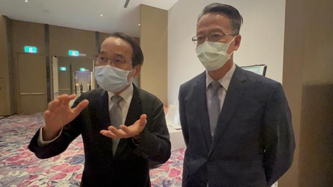 高雄市副市长林钦荣(左)、大高雄不动产开发公会理事长洪光佐(右)积极推动公办都更。
