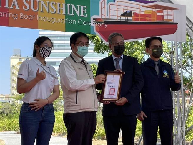 台南市长黄伟哲（左二）颁发感谢状给利达海洋董事长杨启雄（左三），感谢其打造全新太阳能电动清洁船「利达阳光」号捐赠市府。（李俊淇摄）