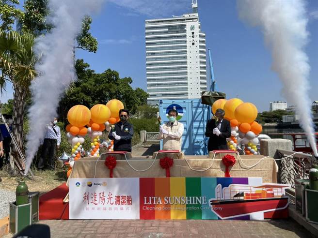 黄伟哲（左二）与利达洋董事长杨启雄（左三）以象徵「祈福」的斧头代替传统剪彩，完成利达阳光号下水仪式。（李俊淇摄）