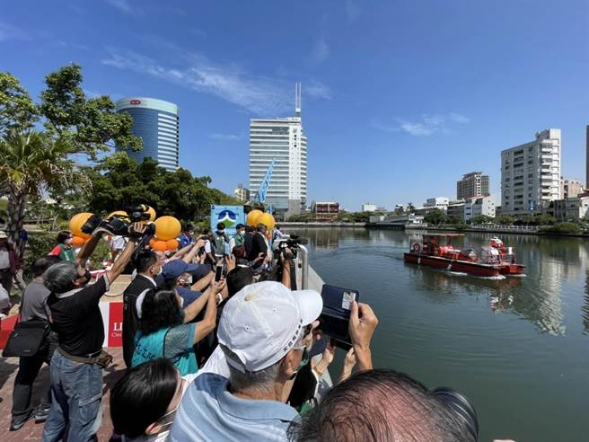 利达阳光号也当场示范清洁油污染的清运作业。（李俊淇摄）