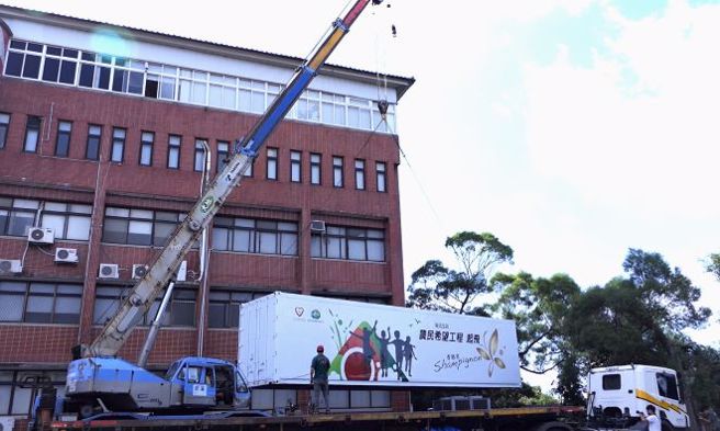 乐活生技香槟茸室内培植室内培植工场进驻醒吾科大。(醒吾科大提供)