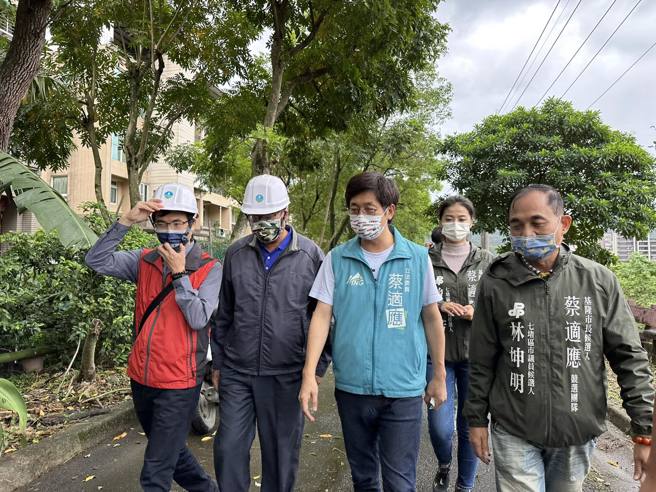 民进党基隆市长候选人蔡适应（中）视察灾区。（图 / 翻摄自蔡适应脸书）