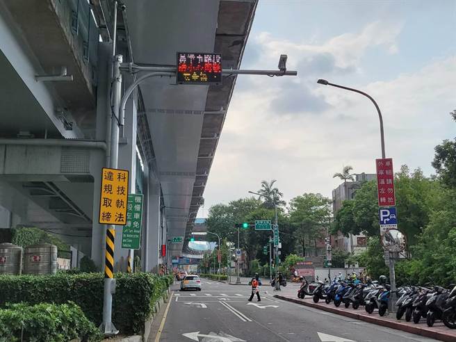 台北市交通警察大队今年于民眾易肇事的20处路口增设科技执法设备。（警方提供）