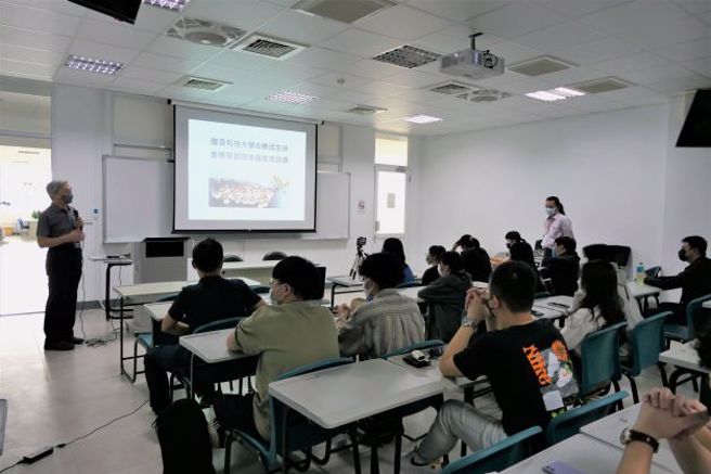 醒吾科大观光餐旅学院师生专心聆听，菇类专家吴宽泽博士的香槟茸栽植培育课程。(醒吾科大提供)