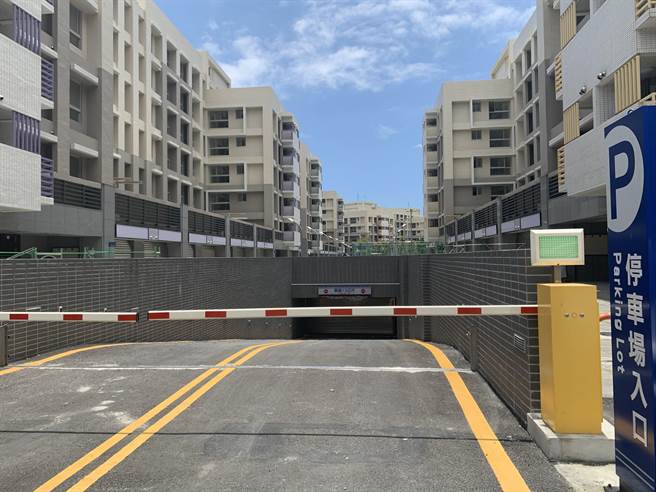 新城乡青年住宅交屋陆续入住，但停车位不足，居民与民代希望县府寻求停车空间。（王志伟摄）