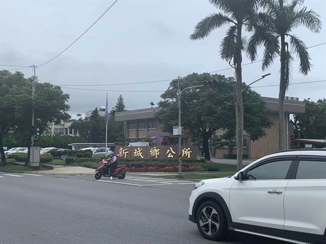 新城乡青年住宅住户迁入，周边机关车位都停满车辆。（王志伟摄）