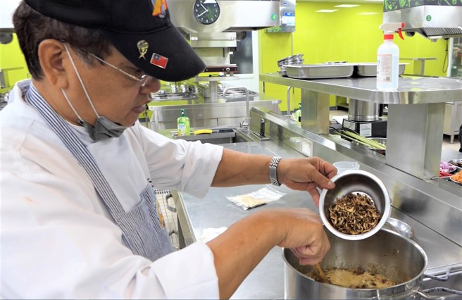 醒吾科大餐旅管理系王聪明老师，加入香槟茸片熬制香槟茸XO酱及蔘峇酱。(醒吾科大提供)