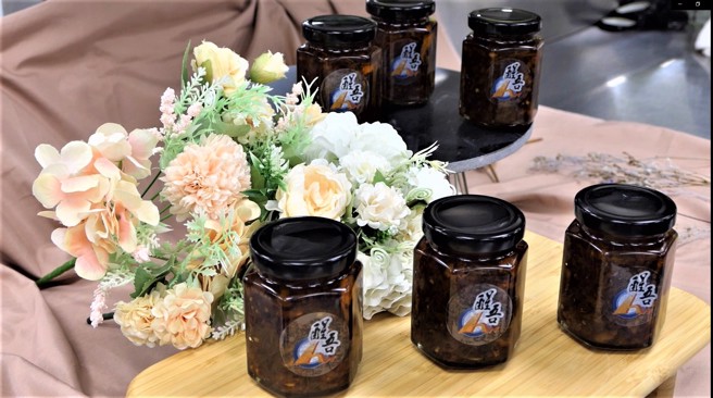 醒吾科大餐旅管理系王聪明老师，特制香槟茸XO酱及蔘峇酱。(醒吾科大提供)