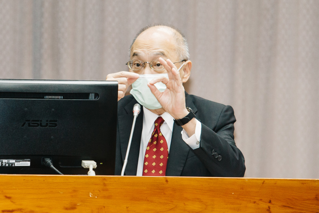 立院教委会19日审查国立故宫博物院单位预算，有立委批评故宫近来给人的印象是「综艺化」，花预算请无人机团队展演，却大砍教育推广经费，故宫博物院长吴密察（见图）回应，故宫受疫情影响收入减少、必须撙节经费，但故宫最核心的业务是典藏与展览，这部分的经费并未减少。（郭吉铨摄）