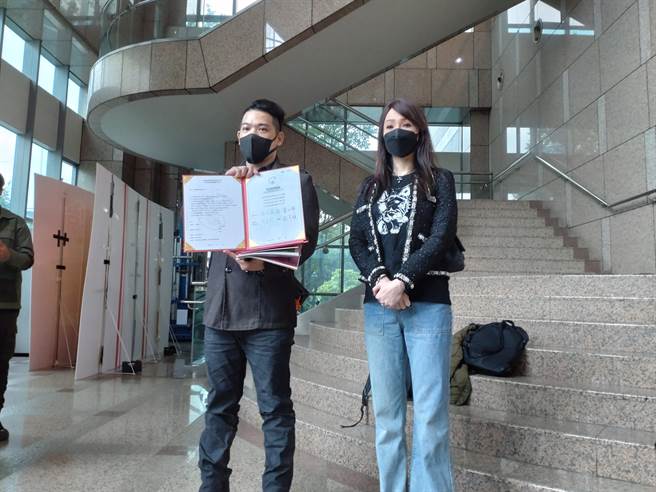 黄景裕（左）和海伦清桃出面澄清。（王思颖摄）