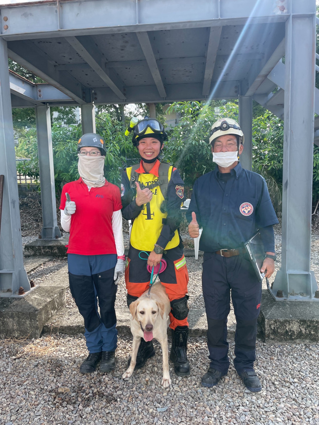 领犬员赖冠洁带领搜救犬木兰（Mulan）第一阶段成绩以272最高分技压群雄。(新北消防局提供)
