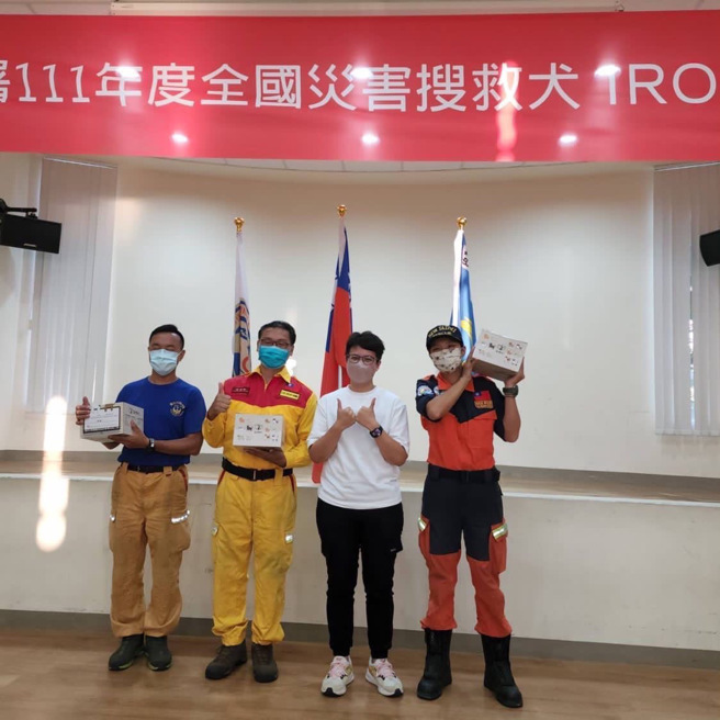 新北消防局共计有1只搜救犬通过中级认证、3只搜救犬通过初级认证。(新北消防局提供)