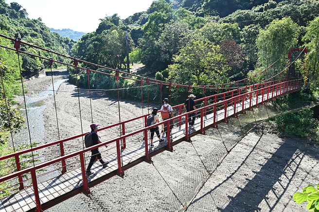 從金興吊橋遠眺，沿途風景盡收眼底。(攝影/Carter)