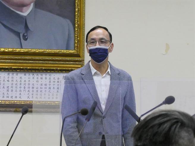 我國蝴蝶蘭因被發現雜草，輸美貨櫃遭退件。國民黨主席朱立倫今在中常會表示，這不是第一件，近年來鳳梨、釋迦等農產品輸出大陸、外國時，也都被發現有類似問題，但農委會一切政治考量，每次都說大陸與國際對我不友善，一推二五六。（周志豪攝）