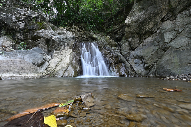 古道中段有個適合戲水的小瀑布，經過瀑布後即將離開水路，轉往山徑。(攝影/Carter)