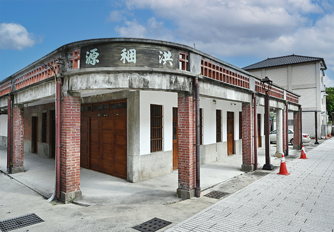 「洪稛源商號」為日治時期的原、漢物產交易所，臨街主屋為紅磚屋，後側的土埆磚屋則提供原住民來交易物品時的住宿場所。(攝影/Carter)