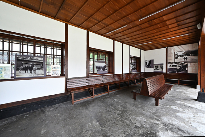 六龜池田屋復舊如舊，同時保留日式旅社格局和高雄客運的候車亭。(攝影/Carter)