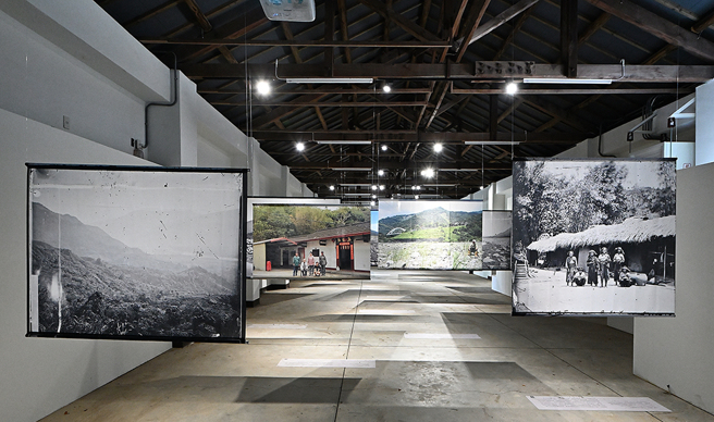 跟著約翰・湯姆生的黑白影像走過1871年的西子灣、枋寮、荖濃溪和六龜白雲仙谷，同步對比甲仙文史工作者游永福拍攝的彩色照片。(攝影/Carter)