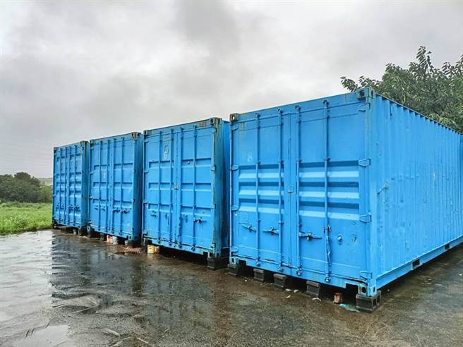 观音第六公墓1997年起禁葬，桃市府规画新建纳骨塔，迁葬时民眾可选择将祖先骨灰罈迁至他处，或暂时安置货柜中。（吴进昌提供／蔡明亘桃园传真）