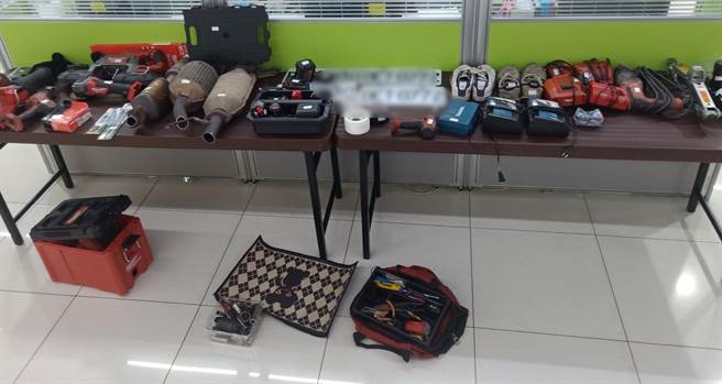 新庄警方18日持拘票在台中南屯区大墩南路一处汽车旅馆将陈男、罗男逮捕，并查扣触媒转换器3个、切割机、电钻等工具1批，而周男则在桃园遭新竹市警逮捕。(新庄警分局提供)