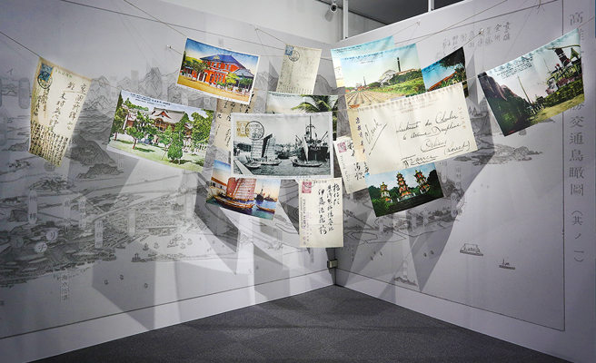 「古早ㄟ高雄-封片珍邮特展」展场设拍照区，民眾可与日治时期古早高雄印象合影留念。(摄影/Carter)