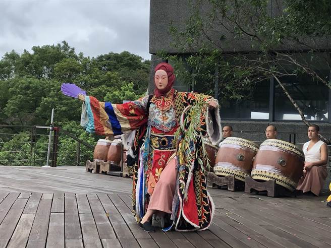 2022台北地景公共艺术计画，19日在猫空开展，邀请优人神鼓来表演。（张芷瑜摄）