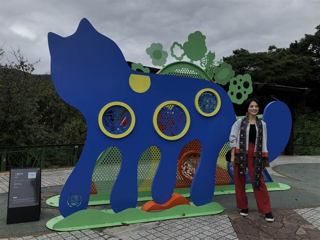 纸雕艺术家成若涵在猫缆猫空站，设计大型铁雕地景装置「一起生活」。（张芷瑜摄）