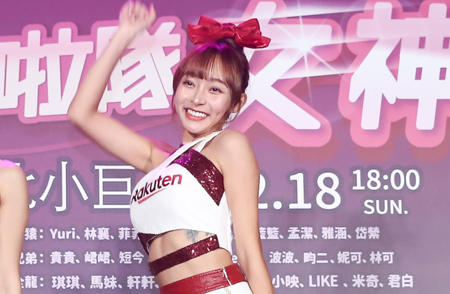 林襄被直击在路上脱口罩哈电子菸，甜美形象瞬间崩坏。(中时资料照)