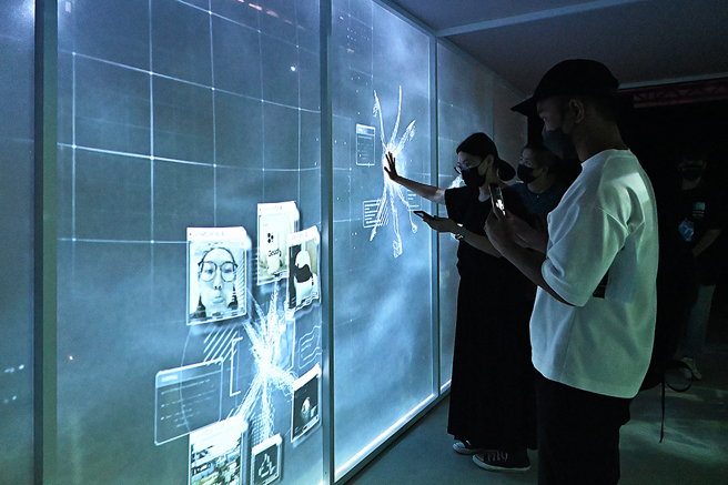 展场内容皆为互动程式，每一位观者的不同选择都会创造不同结果。(摄影/Carter)