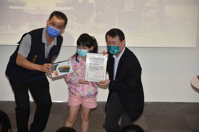 分局举办有奖趣味问答，达到寓教育乐、犯罪宣导最佳效果。（翻摄照片／林郁平）