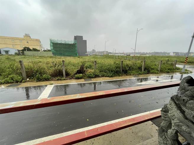 民眾党桃园市长候选人赖香伶今再点名草漯重划区统包工程验收问题。市府强调转绘图资与验收无关，并说明这是配合管线管理系统升级过程的必要磨合。（赖香伶竞办提供／蔡明亘桃园传真）