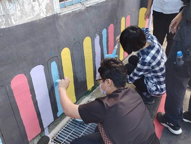 横山乡沙坑社区发展协会结合学校、公部门以及社区推动社区环境再造，用彩绘的方式让社区焕然一新。（新竹县府提供／邱立雅竹县传真）