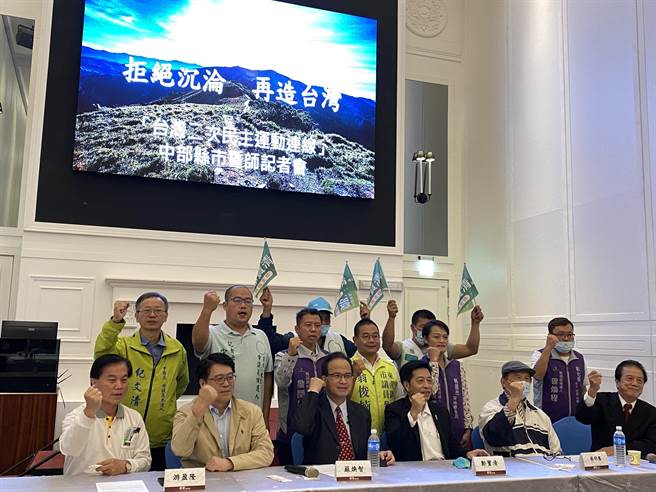 「台灣二次民主運動連線」19日在台中舉辦中部縣市誓師記者會，台北市長候選人蘇煥智、桃園市長候選人鄭寶清以及台灣民意基金會董事長游盈隆都共同出席，推薦台灣二次民主運動連線的候選人。（馮惠宜攝）