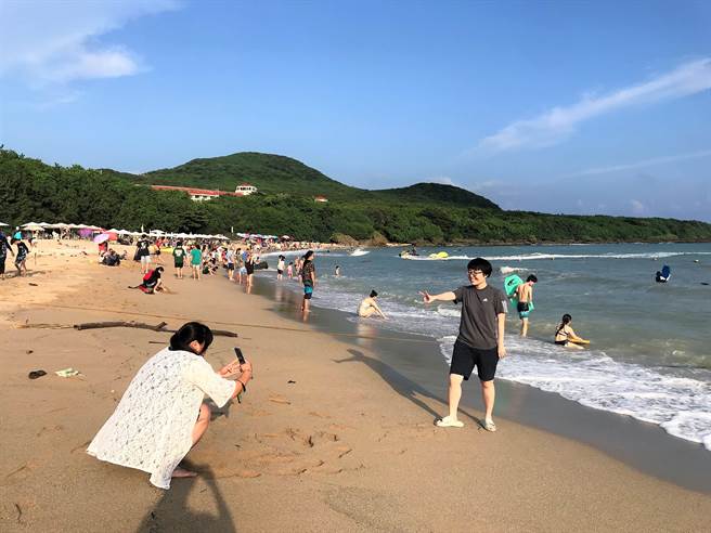 屏县府正研拟住宿优惠补助，盼藉由让游客享有现抵房价最高1000元优惠，协助业者抢攻后疫情时代国旅市场。图为垦丁小湾海滩。（谢佳潾摄）
