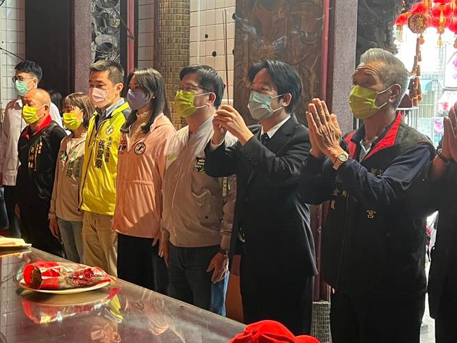 副总统赖清德回故乡万里帮林佳龙站台拜票，眾人先到昭灵宫参拜。（王扬杰摄）