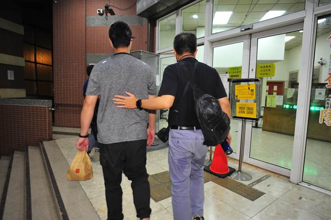 张嫌（左一）犯案后遭警方逮补，目前仍在羁押中。（民眾提供／李俊淇台南传真）