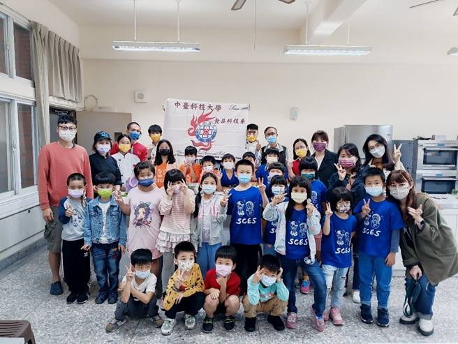 中臺科技大學「原味再現 食力增進」USR Hub計畫在新社協成國小辦理小米創意料理與點心製作課程，藉此推廣在地食材－小米，具體實踐落實大學社會責任。(照片/中臺科大提供)