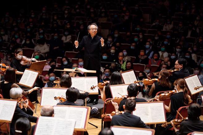 NSO「呂紹嘉的浩瀚樂詠」音樂會21日在台北國家音樂廳登場，NSO國家交響樂團榮譽指揮呂紹嘉（中）將率領NSO、台北愛樂合唱團與聲樂家們在台灣首演英國作曲家雷夫．沃恩．威廉斯「海洋交響曲」、「音樂小夜曲」經典名作。（圖/ 中央社）