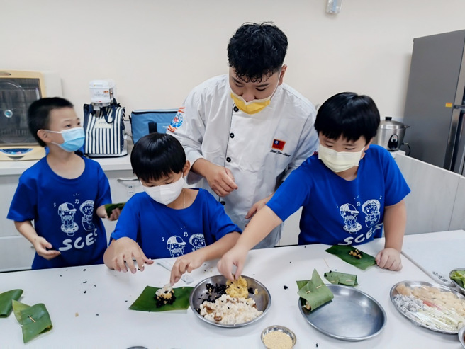 小學生們親手製作一道融合西式沙拉概念的小米綜合蔬果沙拉、一道具傳統風味的蕉香彩米糕，讓參與活動的大小學生們能充分了解小米、運用小米、品味小米，藉此達成在地永續之推廣目標。(照片/中臺科大提供)