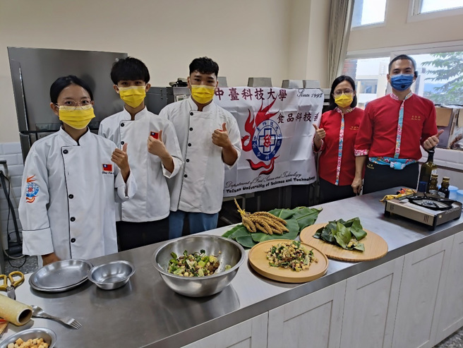 「原味再現 食力增進」USR Hub走入臺中新社區的協成國小，規劃一場小米創意料理與點心的實作活動，讓大學生帶領小學生製作多道小米創意料理與點心。(照片/中臺科大提供)