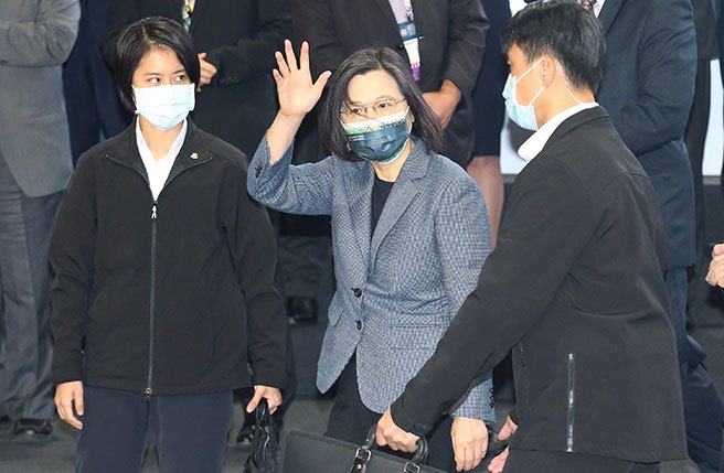 蔡英文总统（中）今出席「2022台湾国际智慧能源周」开幕典礼时，向大家挥手致意。（范扬光摄）