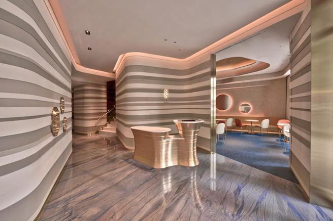 （高雄「御盟国际驿馆内的《SS Patisserie夏．精品甜点珠宝》，以精品珠宝柜概念呈现优雅法式甜点。图／御盟国际驿馆提供）