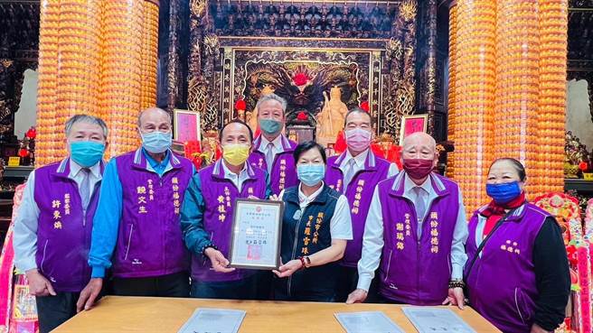 头份市公所与头份福德祠共同为低收入户办理医疗家庭微保险。（头份市公所提供／谢明俊苗栗传真）