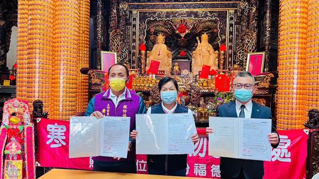 头份市公所与头份福德祠共同为低收入户办理医疗家庭微保险。（头份市公所提供／谢明俊苗栗传真）