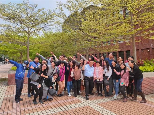 头份市公所与头份福德祠共同为低收入户办理医疗家庭微保险。（头份市公所提供／谢明俊苗栗传真）