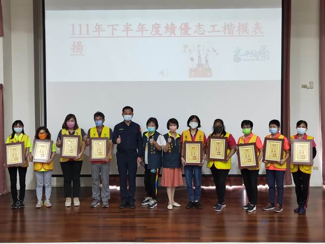 分局长叶志诚在会中也公开表扬颁模范高龄志工。（台中市太平警分局提供／冯惠宜台中传真）