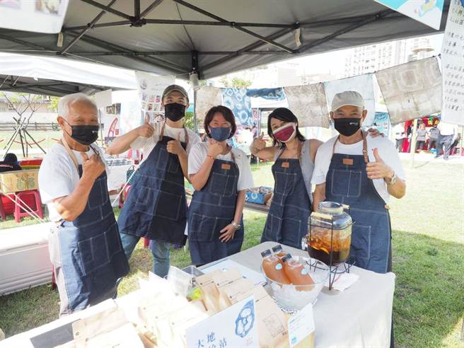 新竹市社造联合成果展「造城，新竹ING」本周六22日上午10时在北大公园热闹登场。图为2021年新竹市香山区海山社区发展协会以青银共创特调美味咖啡。（资料照片）