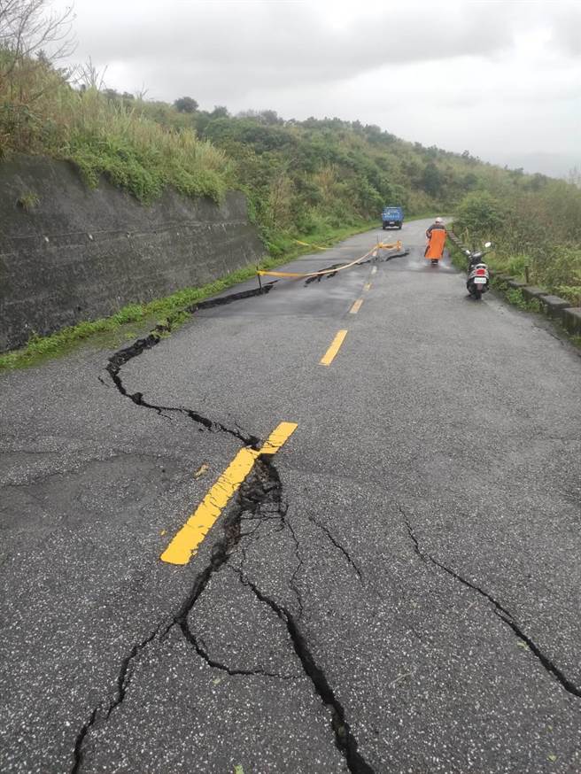 新北市平溪区市道106号发生路基下陷，经抢修，已于19日下午5时恢復单线双向通车。（翻摄照片／张志康新北传真）