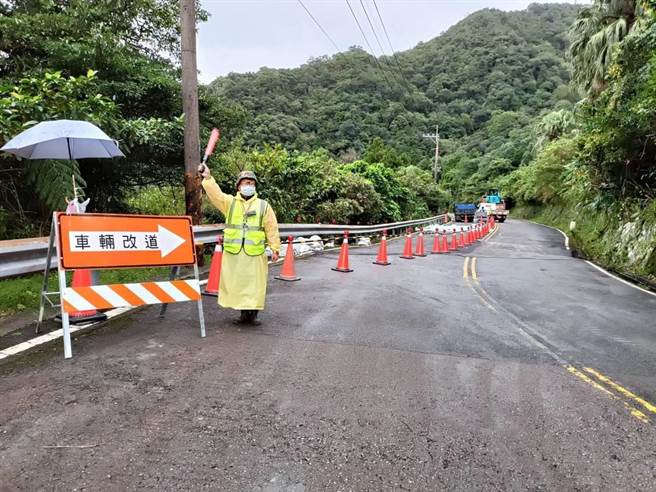 经新北市养工处全力抢修，市道106号73公里处，恢復单线双向通车。（新北市平溪区公所提供／张志康新北传真）