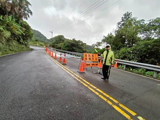 经新北市养工处全力抢修，市道106号73公里处，恢復单线双向通车。（新北市平溪区公所提供／张志康新北传真）